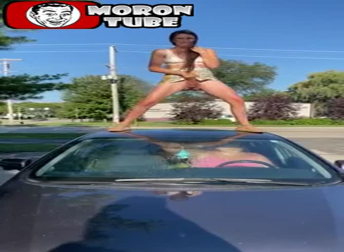 Video :She has a unique method for cleaning windows!